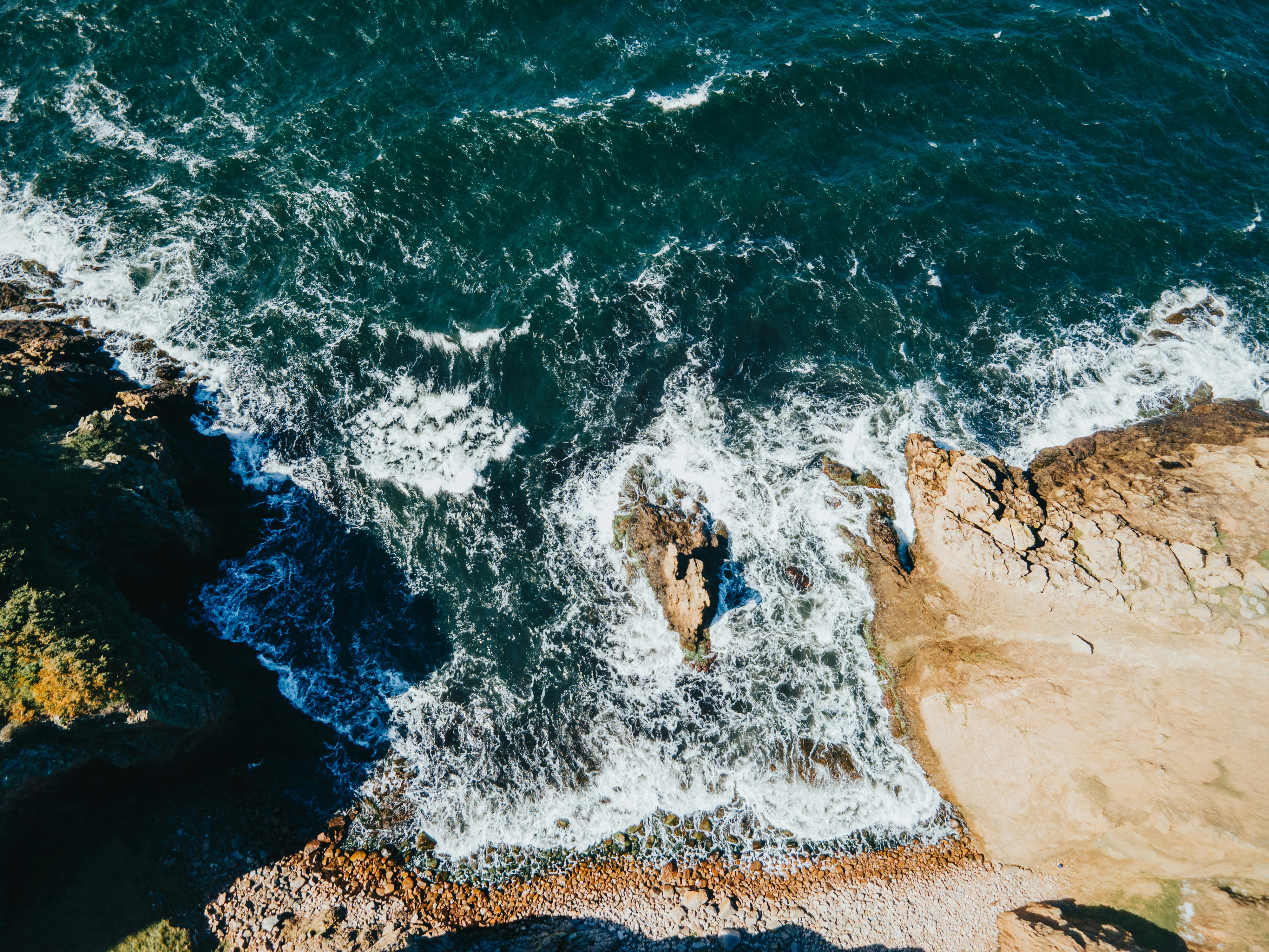 Dronefoto af Bornholms klippekyst